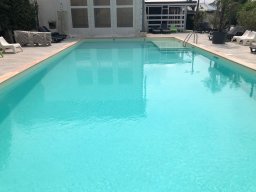 piscina a doppia profondita con scala alla tropezienne pvc colore sabbia e bordo micheletto